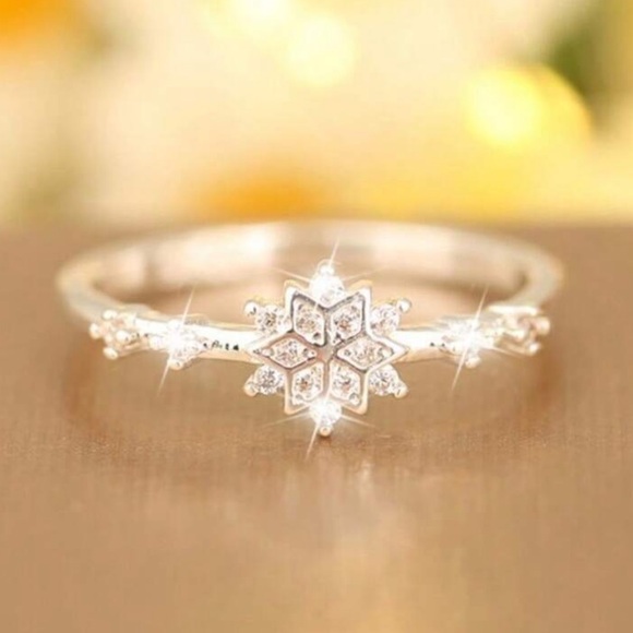 925 Sterling Silver Cubic Zirconia Snowflake Ring - Picture 3 of 10
